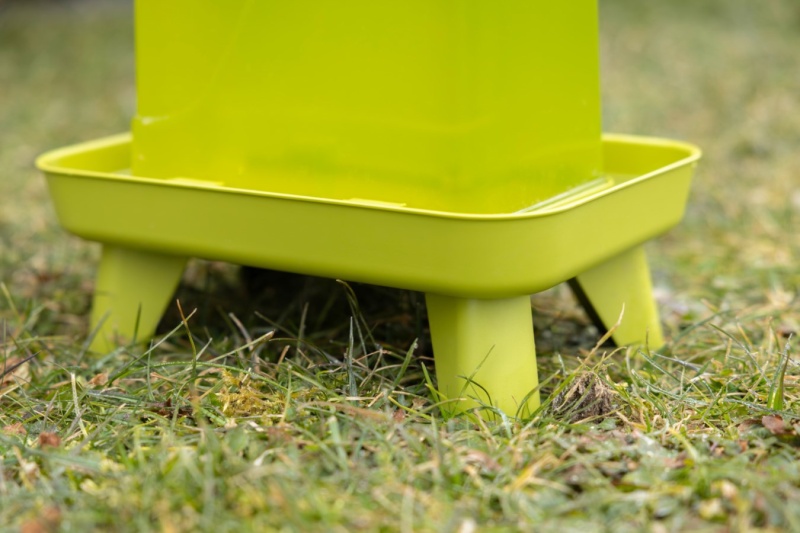 KERBL klobouková napáječka obdélníková pro drůbež s nožičkami