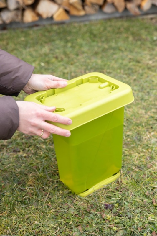 KERBL klobouková napáječka obdélníková pro drůbež s nožičkami