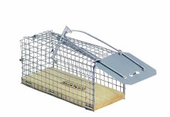 Sklopec na myši kovový, dřevěné dno