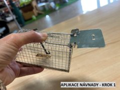 Sklopec na myši kovový, dřevěné dno