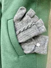 Rukavice dámské s převlečnou čepičkou s copánkem