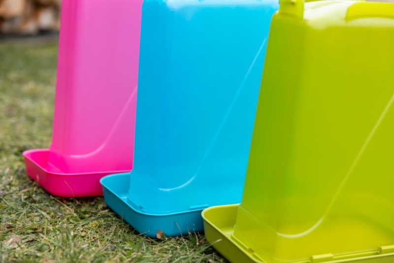 KERBL klobouková napáječka obdélníková pro drůbež s nožičkami