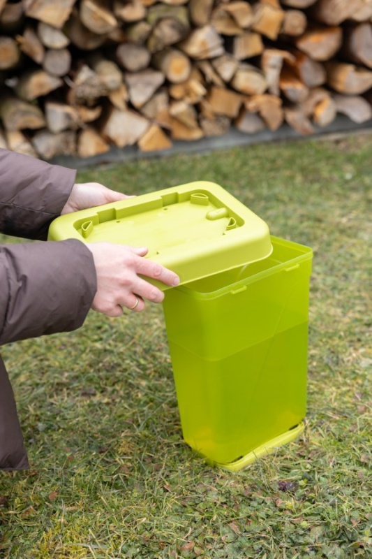 KERBL klobouková napáječka obdélníková pro drůbež s nožičkami